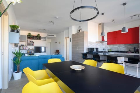 Kitchen or kitchenette, Living room, Seating area, Dining area, stove