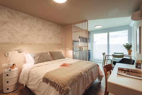 Bed, Photo of the whole room, Bedroom