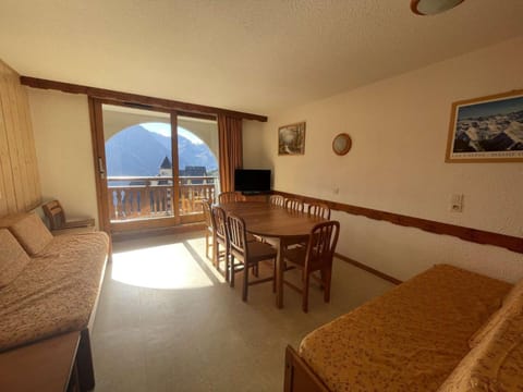 Bed, Bedroom, kitchen