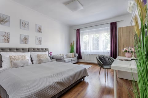 Bed, Photo of the whole room, Seating area, Bedroom