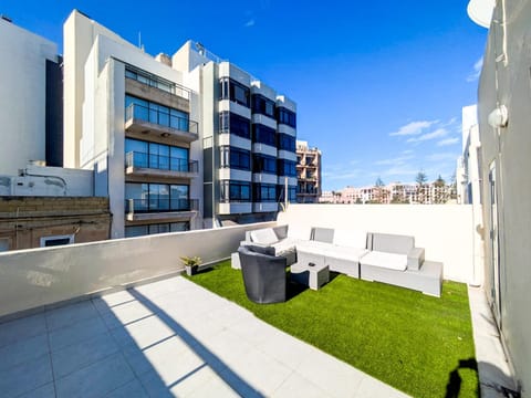 Property building, Spring, Day, Balcony/Terrace, Balcony/Terrace, Seating area, Evening entertainment, Entertainment, sunbed