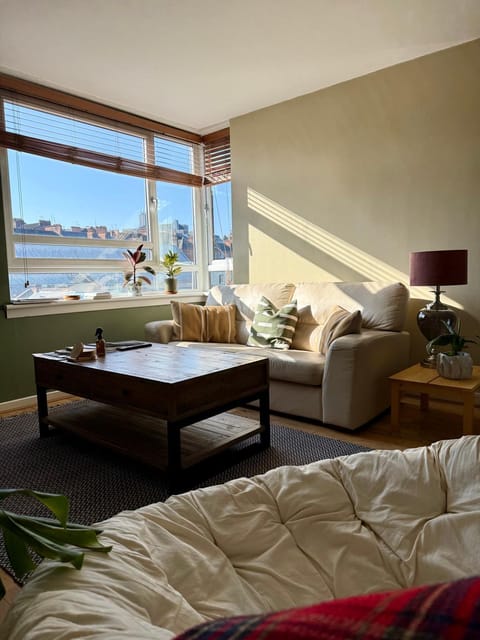 Two bedroom maisonette in the heart of the West End Apartment in Glasgow