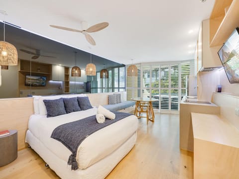 Bed, Photo of the whole room, Seating area