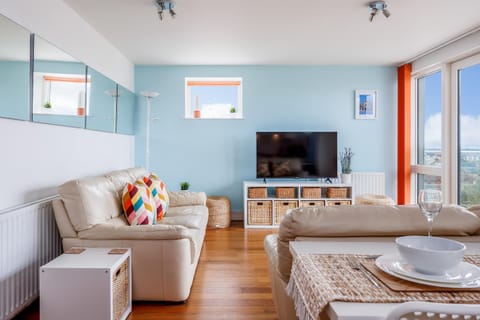 Communal lounge/ TV room, TV and multimedia, Living room, Seating area, Evening entertainment