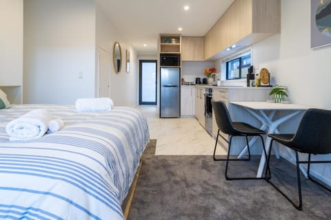 Bed, Kitchen or kitchenette, Living room, Photo of the whole room, Seating area, Dining area, Bedroom, oven, towels