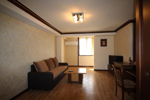 TV and multimedia, Seating area, Dining area