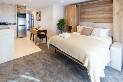 Bed, Kitchen or kitchenette, Living room, Photo of the whole room, Dining area, Bedroom, oven