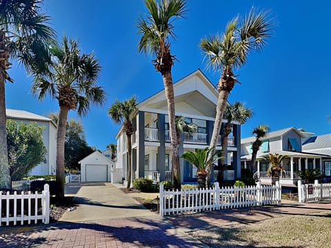 Property building, Neighbourhood, Garden, Parking