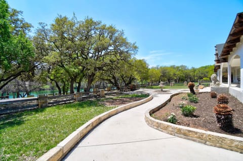 Casa Blanca in Texas Hill Country House in Rio Grande