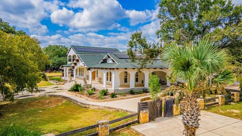 Casa Blanca in Texas Hill Country House in Rio Grande