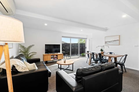 The Residential Retreat-Sleeps 15-Close to Shops House in Bellerive