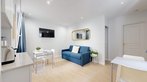 TV and multimedia, Kitchen or kitchenette, Living room, Seating area, Dining area