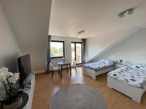 Bed, TV and multimedia, Photo of the whole room, Bedroom