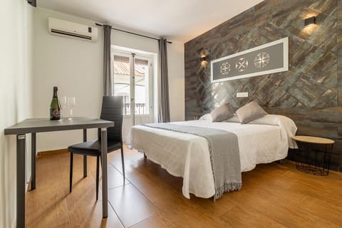 Bed, TV and multimedia, Balcony/Terrace, towels, wardrobe, air conditioner