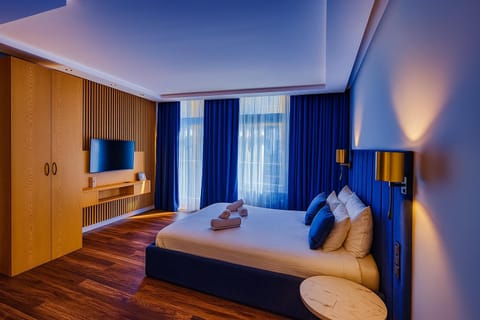Bed, TV and multimedia, Photo of the whole room, wardrobe