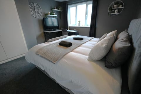 Bed, TV and multimedia, Photo of the whole room, Seating area, Bedroom