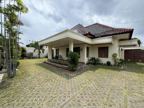 Property building, Day, Garden, Garden view