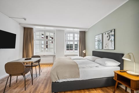 Bed, TV and multimedia, Bedroom