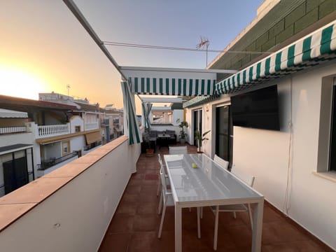 Off site, Day, Solarium, TV and multimedia, View (from property/room), Balcony/Terrace, Dining area, Evening entertainment, Shopping Area, Entertainment, Sunset, internet