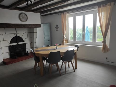 Living room, Dining area, internet