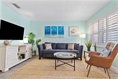 Spanish Villa Suite 54 - Indian Rocks Beach Condo Across the Street to Beach Access, Newly Remodeled & Walkable to Restaurants! Apartment in Indian Rocks Beach