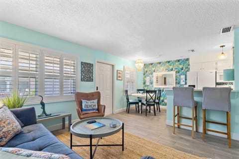 Spanish Villa Suite 54 - Indian Rocks Beach Condo Across the Street to Beach Access, Newly Remodeled & Walkable to Restaurants! Apartment in Indian Rocks Beach