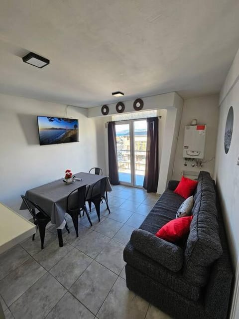 Communal lounge/ TV room, TV and multimedia, Living room, Dining area, Evening entertainment