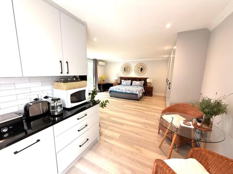 Facade/entrance, Kitchen or kitchenette, Dining area, Bedroom