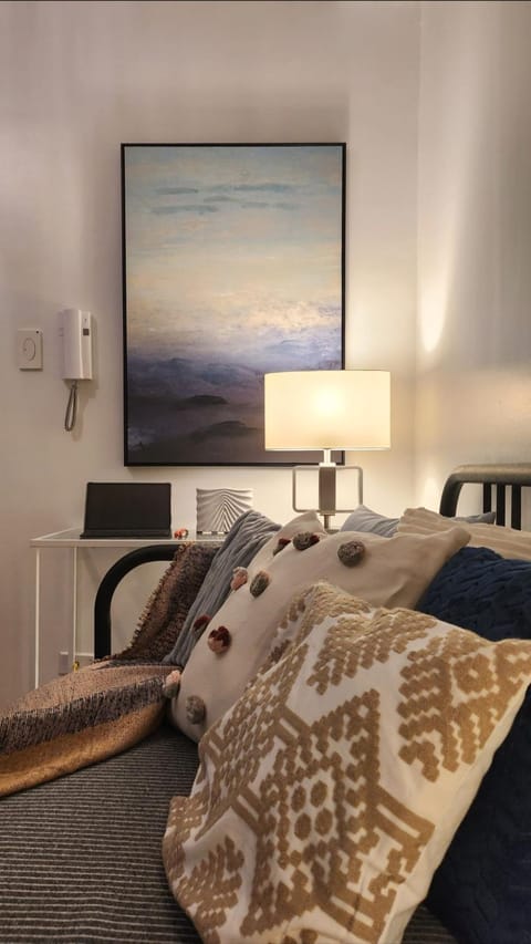 Bed, Living room