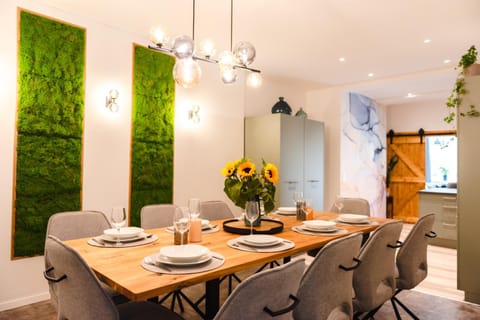 Kitchen or kitchenette, Living room, Seating area, Dining area