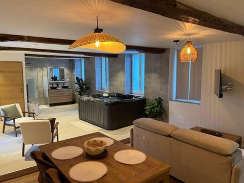 Bathroom, TV and multimedia, Living room, Lounge or bar, Spa and wellness centre/facilities, Spa and wellness centre/facilities, Seating area, Dining area, Meals