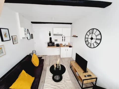 Kitchen or kitchenette, Living room, Seating area, Dining area
