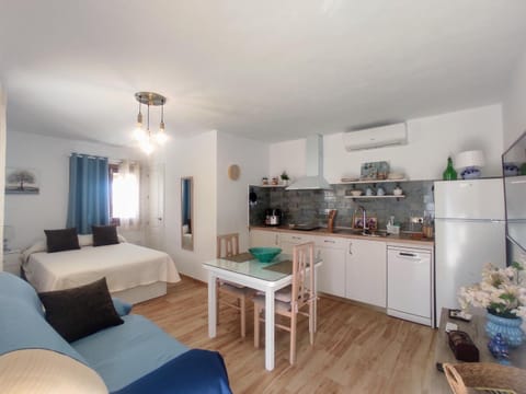 Bed, Kitchen or kitchenette, Living room, Photo of the whole room, Dining area, Bedroom