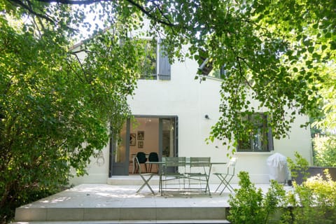 Property building, Patio, Day, Garden, Dining area, Garden view