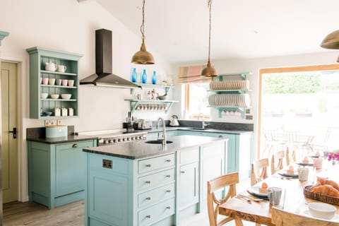 Coffee/tea facilities, Kitchen or kitchenette, Dining area, stove, toaster