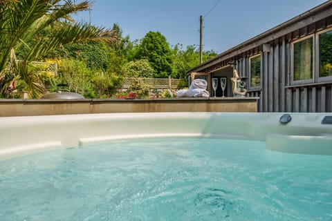 Patio, Patio, Day, Natural landscape, Summer, Hot Tub, Balcony/Terrace