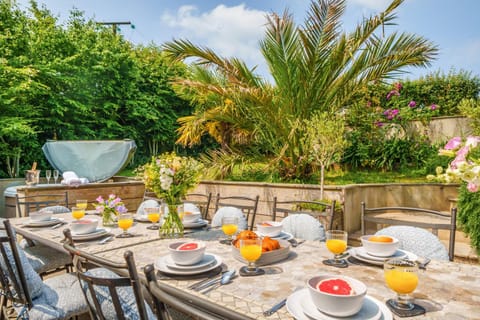 Patio, Day, Garden, Balcony/Terrace, Food and drinks, Dining area, Food, Garden view