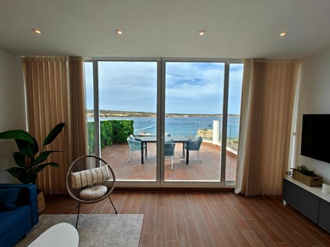 Natural landscape, TV and multimedia, Living room, Seating area, Sea view