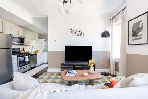 TV and multimedia, Kitchen or kitchenette, Living room, Seating area