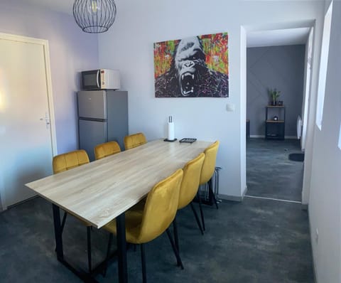 Kitchen or kitchenette, Dining area, microwave, oven