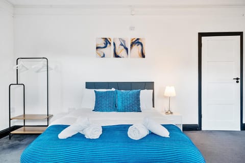 MODERN DUPLEX APARTMENT LOCATED NEAR CITY CENTRE with FREE PARKING, WI FI & NETFLIX BY AI ESTATE GROUP Apartment in Reading