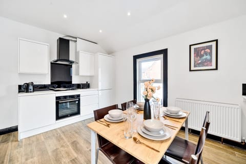 MODERN DUPLEX APARTMENT LOCATED NEAR CITY CENTRE with FREE PARKING, WI FI & NETFLIX BY AI ESTATE GROUP Apartment in Reading