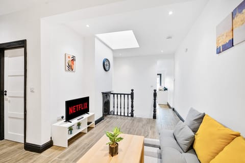 MODERN DUPLEX APARTMENT LOCATED NEAR CITY CENTRE with FREE PARKING, WI FI & NETFLIX BY AI ESTATE GROUP Apartment in Reading