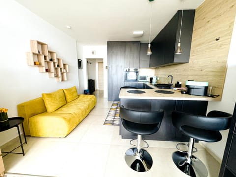 Kitchen or kitchenette, Living room, Seating area, minibar, oven
