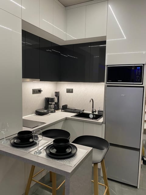 Kitchen or kitchenette, minibar
