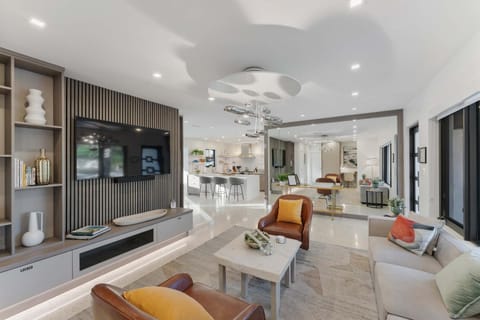 Modern Home w Private Suite Pool & Tiki Hut House in Oakland Park