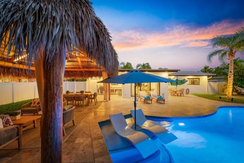 Modern Home w Private Suite Pool & Tiki Hut House in Oakland Park