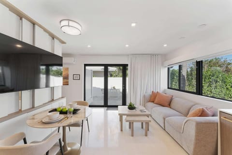 Modern Home w Private Suite Pool & Tiki Hut House in Oakland Park