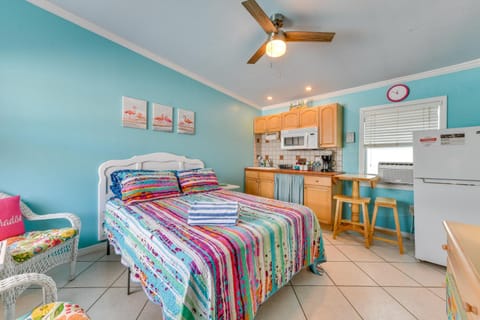 Walk to Johns Pass Studio with Pool Access! Apartment in Madeira Beach