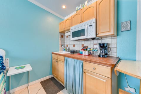 Walk to Johns Pass Studio with Pool Access! Apartment in Madeira Beach